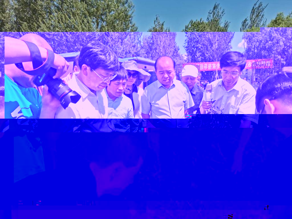 鄒德堂副校長陪同鄧秀新院士一行考察藍靛果科研示範基地